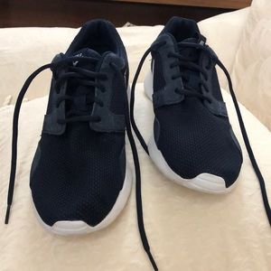 Nike Men’s navy and white tennis shoes